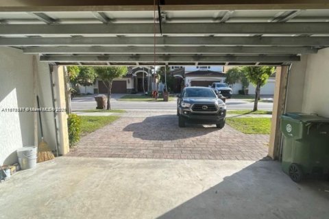 Casa en venta en Hialeah, Florida, 4 dormitorios, 236.71 m2 № 1770776 - foto 16