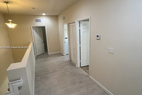 Casa en venta en Hialeah, Florida, 4 dormitorios, 236.71 m2 № 1770776 - foto 15