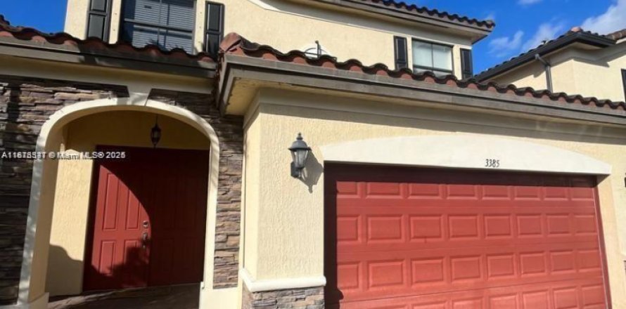 Casa en Hialeah, Florida 4 dormitorios, 236.71 m2 № 1770776