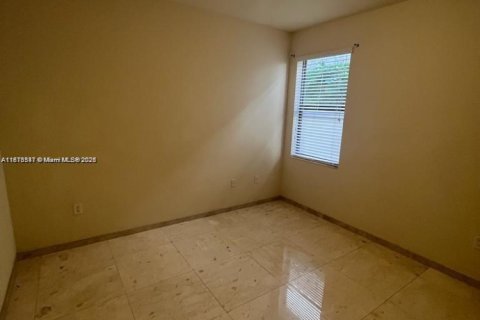 Casa en venta en Hialeah, Florida, 4 dormitorios, 236.71 m2 № 1770776 - foto 14
