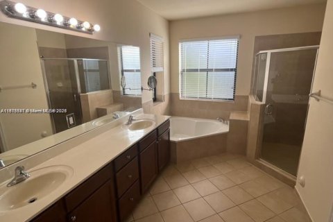 Casa en venta en Hialeah, Florida, 4 dormitorios, 236.71 m2 № 1770776 - foto 6