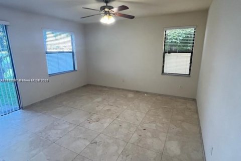 Casa en venta en Hialeah, Florida, 4 dormitorios, 236.71 m2 № 1770776 - foto 12
