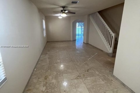 Casa en venta en Hialeah, Florida, 4 dormitorios, 236.71 m2 № 1770776 - foto 10