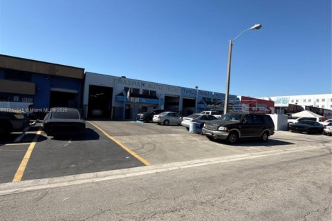 Commercial property in Hialeah, Florida № 1868497 - photo 1