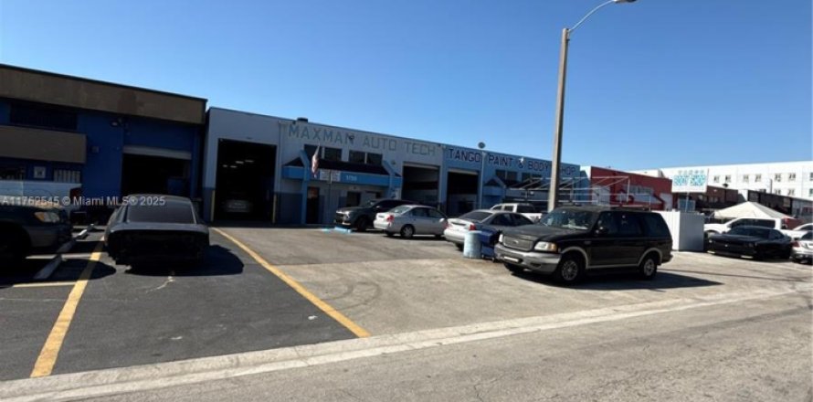Commercial property in Hialeah, Florida № 1868497