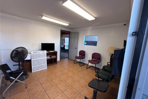 Commercial property in Hialeah, Florida № 1868497 - photo 2