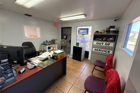 Commercial property in Hialeah, Florida № 1868497 - photo 4