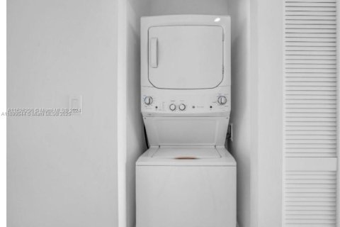 Снять в аренду квартиру в Халландейл-Бич, Флорида 2 спальни, 88.54м2, № 1953408 - фото 8