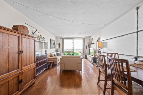 Condo in North Miami, Florida, 1 bedroom  № 1957068 - photo 6