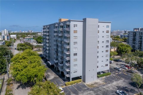 Condo in North Miami, Florida, 1 bedroom  № 1957068 - photo 2