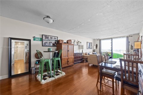 Condo in North Miami, Florida, 1 bedroom  № 1957068 - photo 7