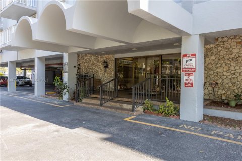 Condo in North Miami, Florida, 1 bedroom  № 1957068 - photo 4