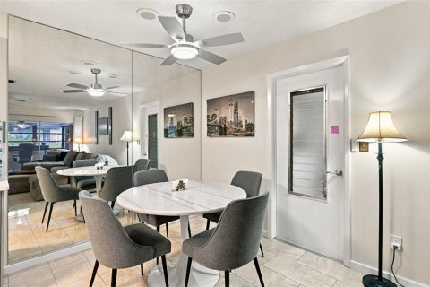 House in Palm Harbor, Florida 2 bedrooms, 92.9 sq.m. № 2393738 - photo 15