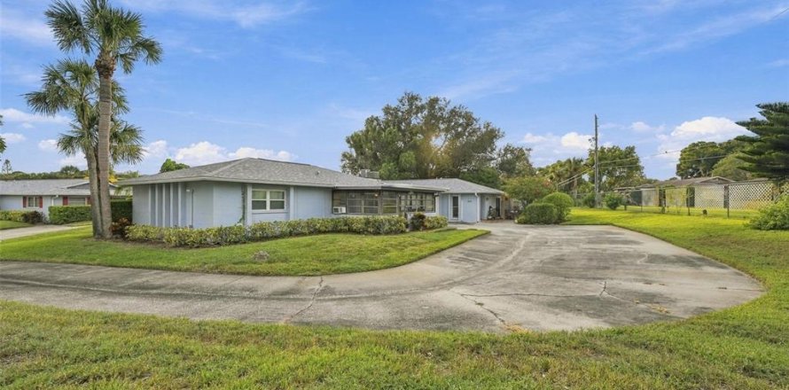 House in Palm Harbor, Florida 2 bedrooms, 92.9 sq.m. № 2393738