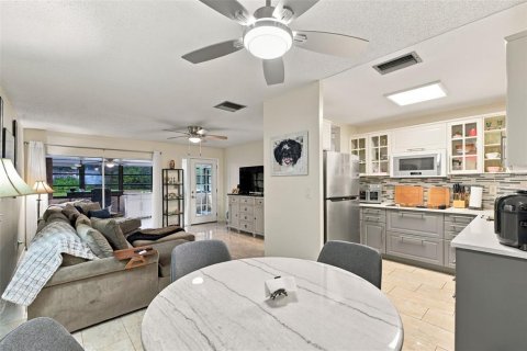 House in Palm Harbor, Florida 2 bedrooms, 92.9 sq.m. № 2393738 - photo 13