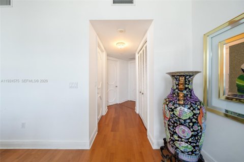 Condo in Bal Harbour, Florida, 4 bedrooms № 1988356 - photo 27