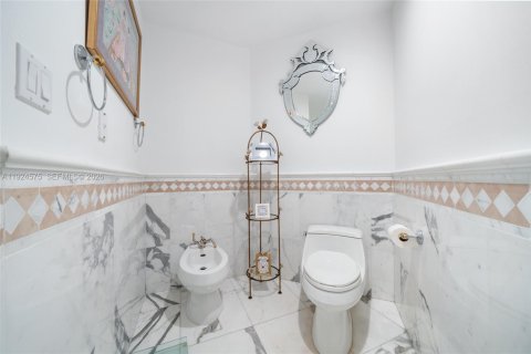 Condo in Bal Harbour, Florida, 4 bedrooms № 1988356 - photo 30