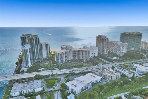 Condo in Bal Harbour, Florida, 4 bedrooms № 1988356 - photo 2