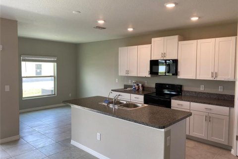 House in Tampa, Florida 4 bedrooms, 192.59 sq.m. № 2396982 - photo 2