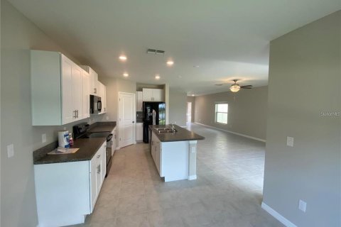 House in Tampa, Florida 4 bedrooms, 192.59 sq.m. № 2396982 - photo 4