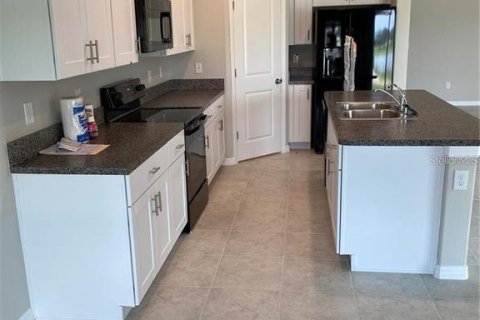 House in Tampa, Florida 4 bedrooms, 192.59 sq.m. № 2396982 - photo 5