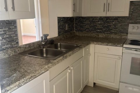 Appartement à louer à North Lauderdale, Floride: 2 chambres, 968.88 m2 № 2086983 - photo 2