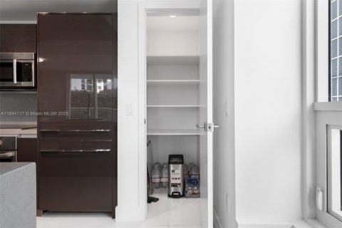 Condominio en venta en Miami, Florida, 1 dormitorio, 78.87 m2 № 1982439 - foto 14