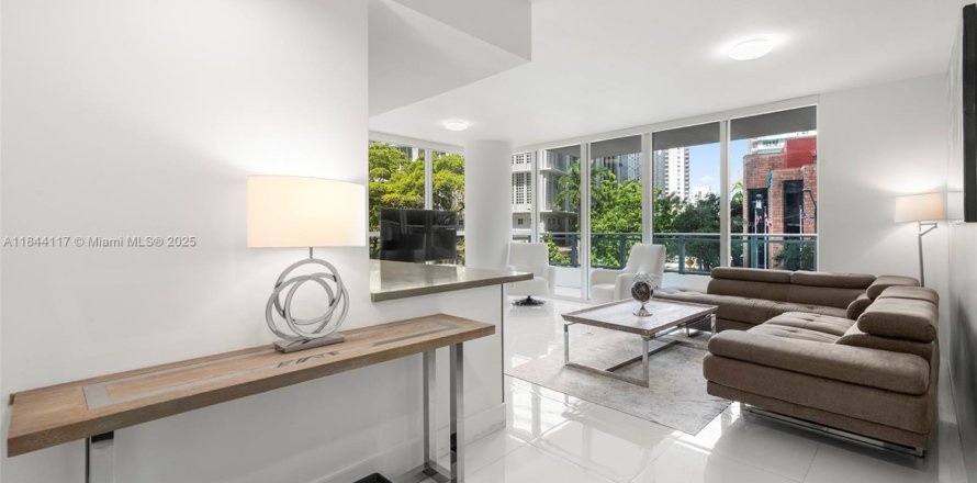 Condominio en Miami, Florida, 1 dormitorio  № 1982439