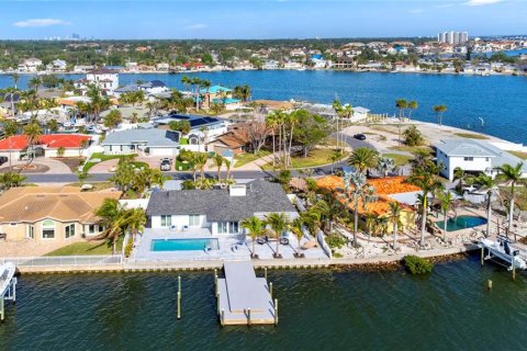 Casa en alquiler en Saint Petersburg, Florida, 3 dormitorios, 210.42 m2 № 1800326 - foto 1