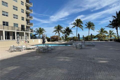 Condo in Surfside, Florida, 2 bedrooms  № 1987346 - photo 14