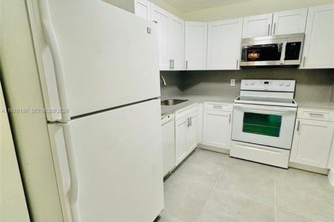 Condo in Surfside, Florida, 2 bedrooms  № 1987346 - photo 8