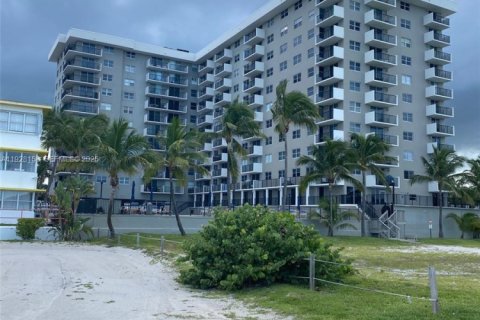 Copropriété à louer à Surfside, Floride: 2 chambres, 95.13 m2 № 1987346 - photo 1