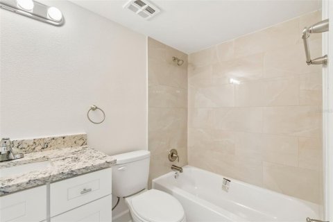 Condo in Saint Petersburg, Florida, 1 bedroom  № 2098050 - photo 17