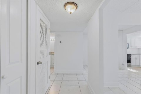Condo in Saint Petersburg, Florida, 1 bedroom  № 2098050 - photo 5