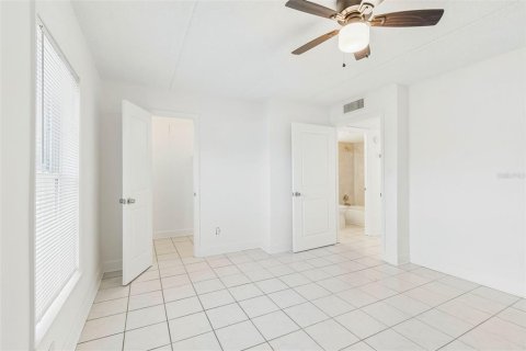 Condo in Saint Petersburg, Florida, 1 bedroom  № 2098050 - photo 11