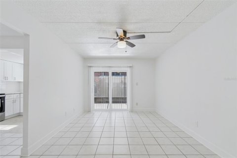 Condo in Saint Petersburg, Florida, 1 bedroom  № 2098050 - photo 6