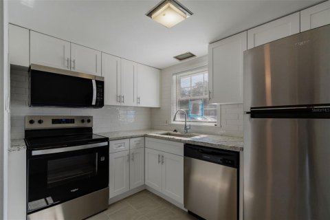 Condo in Saint Petersburg, Florida, 1 bedroom  № 2098050 - photo 8