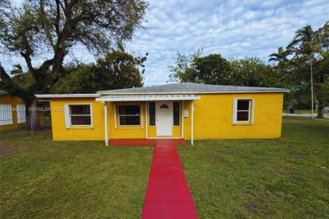 Casa en North Miami, Florida 3 dormitorios, 118.45 m2 № 2046814
