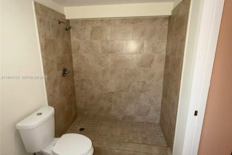 Casa en alquiler en North Miami, Florida, 3 dormitorios, 118.45 m2 № 2046814 - foto 15