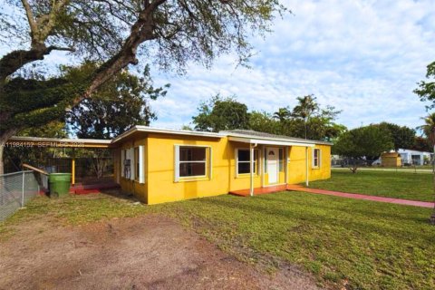 Casa en alquiler en North Miami, Florida, 3 dormitorios, 118.45 m2 № 2046814 - foto 2