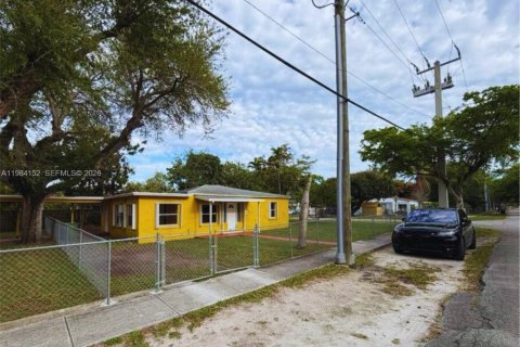 Casa en alquiler en North Miami, Florida, 3 dormitorios, 118.45 m2 № 2046814 - foto 3