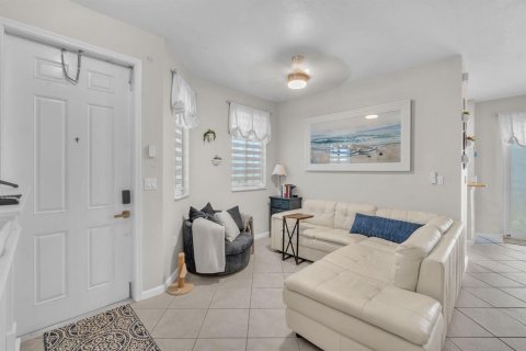 Touwnhouse à vendre à Miami Gardens, Floride: 4 chambres, 157.1 m2 № 2268812 - photo 6