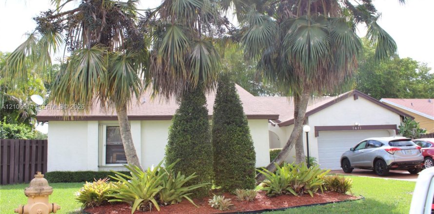 House in Miami, Florida 4 bedrooms, 174.84 sq.m. № 2401313