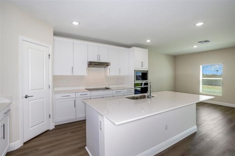 House in Wesley Chapel, Florida 5 bedrooms, 306.3 sq.m. № 2126524 - photo 9