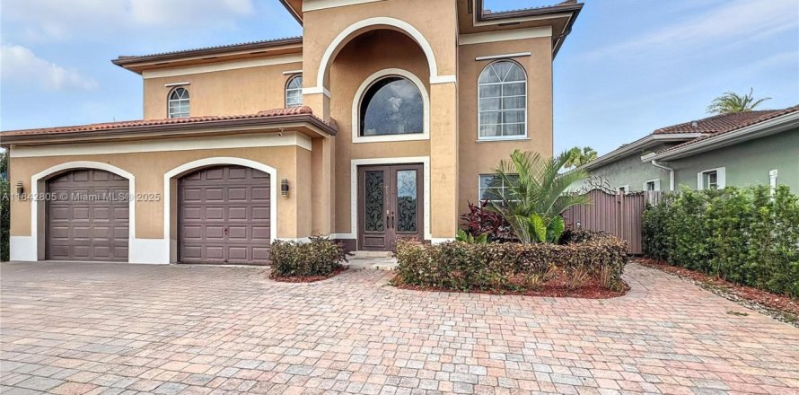 Casa en Miami, Florida 4 dormitorios, 282.79 m2 № 1836735