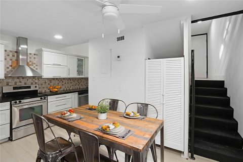 Condominio en venta en Miami, Florida, 2 dormitorios, 122.72 m2 № 2000845 - foto 2