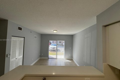 Condominio en venta en Cutler Bay, Florida, 2 dormitorios, 75.16 m2 № 2033095 - foto 4