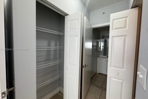 Condominio en venta en Cutler Bay, Florida, 2 dormitorios, 75.16 m2 № 2033095 - foto 14