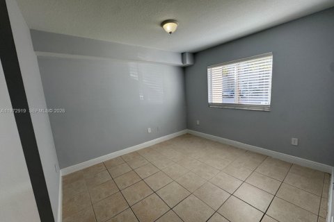 Condominio en venta en Cutler Bay, Florida, 2 dormitorios, 75.16 m2 № 2033095 - foto 10