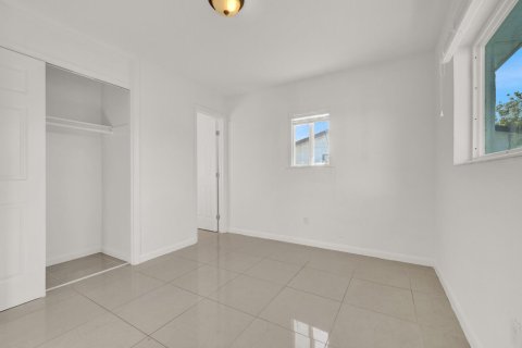 House in Palm Beach Gardens, Florida 3 bedrooms, 121.89 sq.m. № 2249508 - photo 9